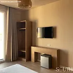 South And מלון